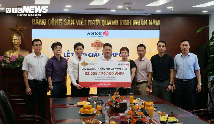 Anh Bùi Văn Mạnh không đeo mặt nạ nhận giải độc đắc "khủng". (Ảnh: Đại Việt)