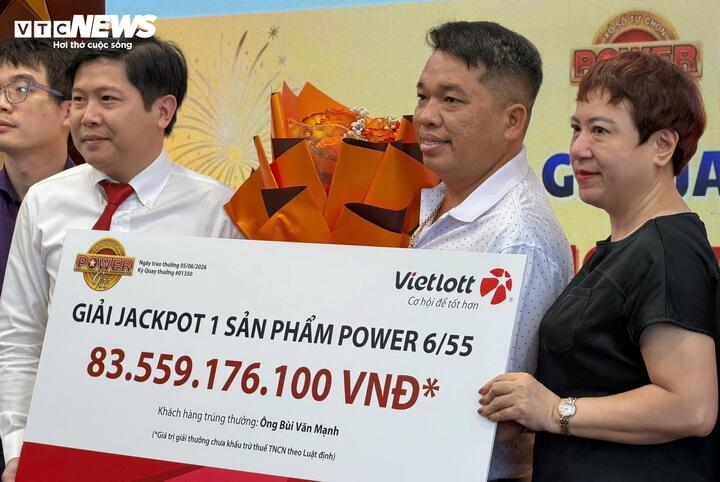 Anh Mạnh nhận thưởng cùng vợ. (Ảnh: Đại Việt)