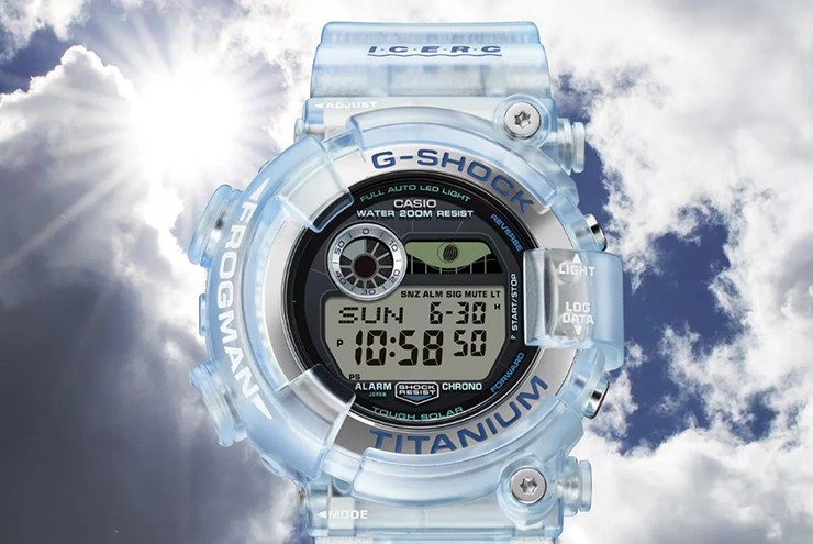 Tiếp theo, mẫu G-Shock Frogman GW-8202K-2 là chiếc đồng hồ lặn chuyên dụng của Casio, với giá bán 85.800 yên (khoảng 14,13 triệu đồng). Sản phẩm có vỏ sau bằng titan, khả năng chống nước đạt chứng nhận ISO ở độ sâu 200 mét và chế độ lặn chuyên dụng theo dõi thời gian lặn lên đến 24 giờ. Mặc dù không có Bluetooth, Frogman vẫn đảm bảo độ chính xác cao nhờ bộ máy thạch anh tiêu chuẩn và năng lượng mặt trời Tough Solar. Khi bật đèn nền LED, hình ảnh cá voi sẽ hiện lên trên màn hình LCD.