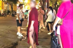 Xác minh vụ du khách nước ngoài mặc áo dài phối bikini gây bức xúc ở Hội An