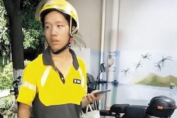 Nam sinh 19 tuổi sống dưới gầm cầu cùng cún cưng, giao hàng hơn 10 giờ/ngày kiếm học phí