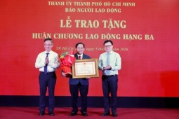 Nhà báo Tô Đình Tuân vinh dự nhận Huân chương Lao động hạng Ba