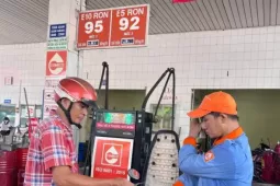 Đỏ mắt tìm xăng E5 giữa trung tâm TPHCM