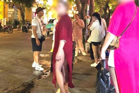 Xác minh vụ du khách nước ngoài mặc áo dài phối bikini gây bức xúc ở Hội An