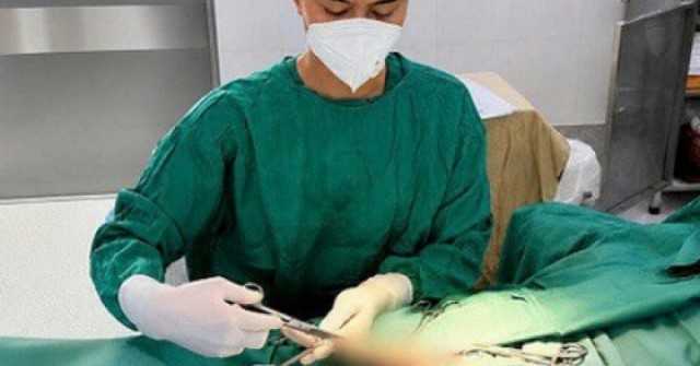 Cụ ông 74 tuổi mệt mỏi khi có "rổ sỏi" lạo xạo trong bao quy đầu
