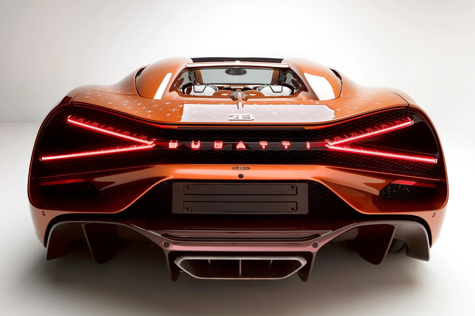 Bugatti trình làng mẫu siêu xe W16 Mistral 'Le Retour du Jeune Prince' - 4