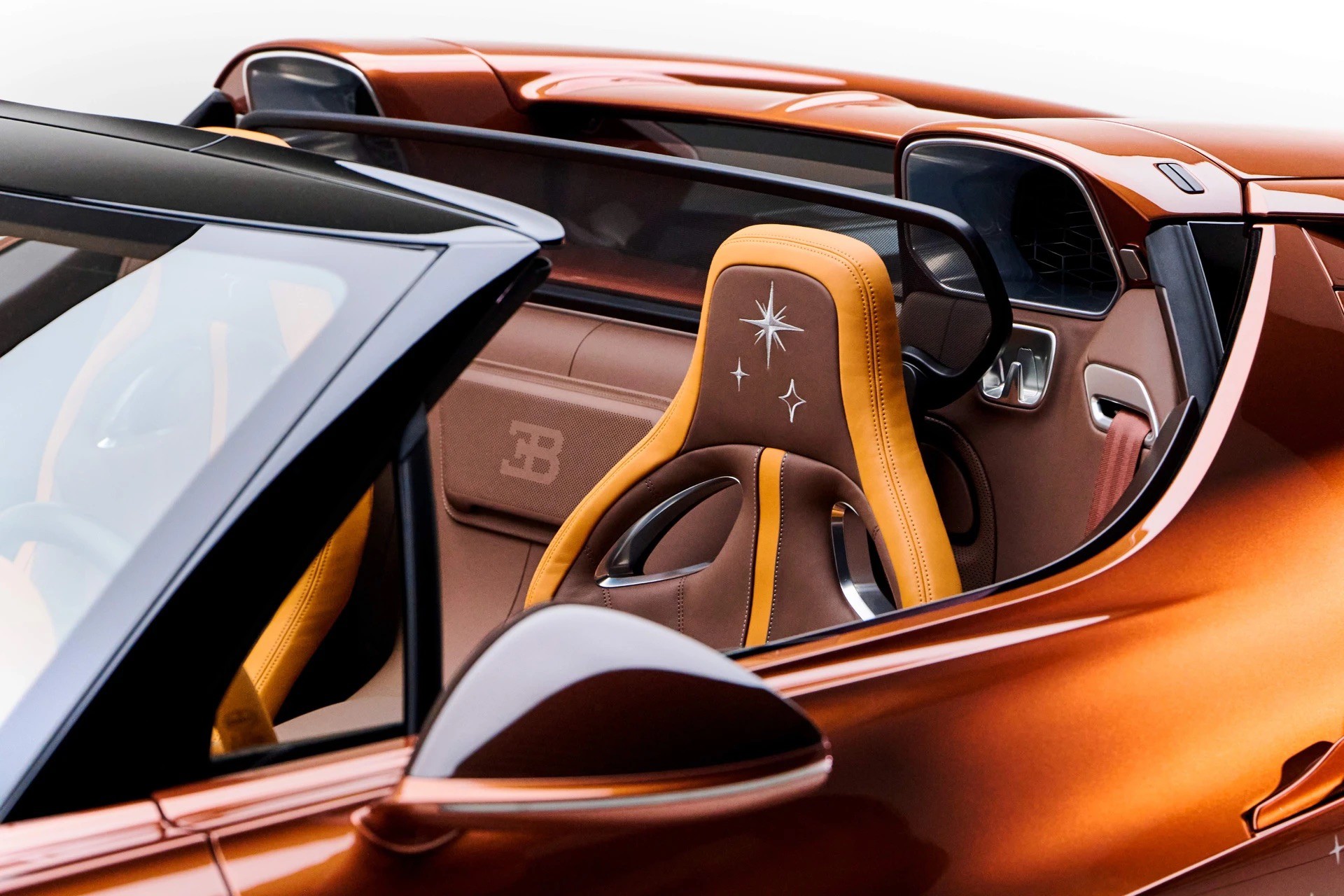 Bugatti trình làng mẫu siêu xe W16 Mistral 'Le Retour du Jeune Prince' - 6