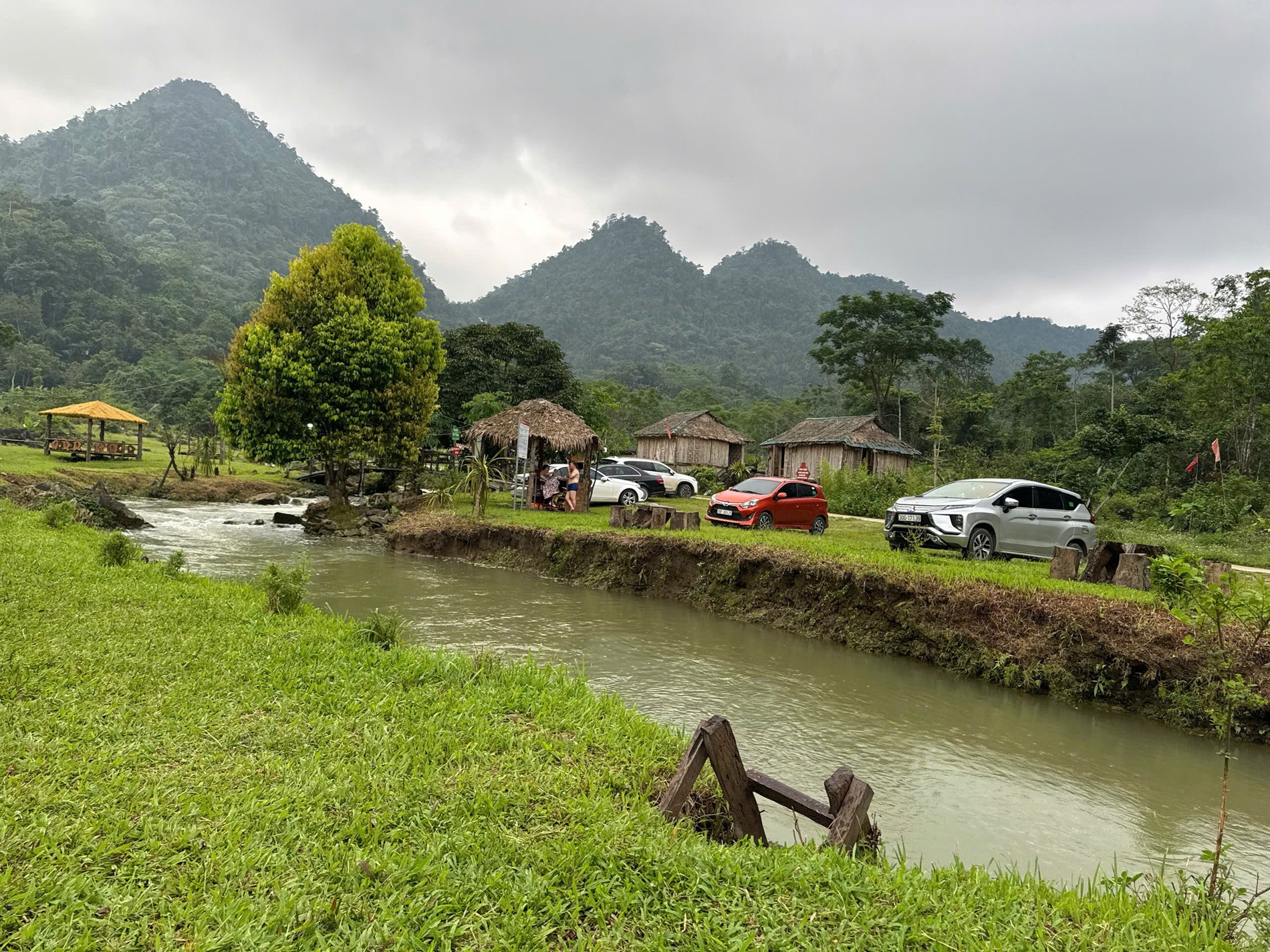 Bãi Pặng rộng, lại bằng phẳng, thích hợp làm không gian vui chơi, chạy nhảy cho trẻ nhỏ. Khu vực suối có độ nông vừa phải, du khách có thể tắm mát tại đây&nbsp;