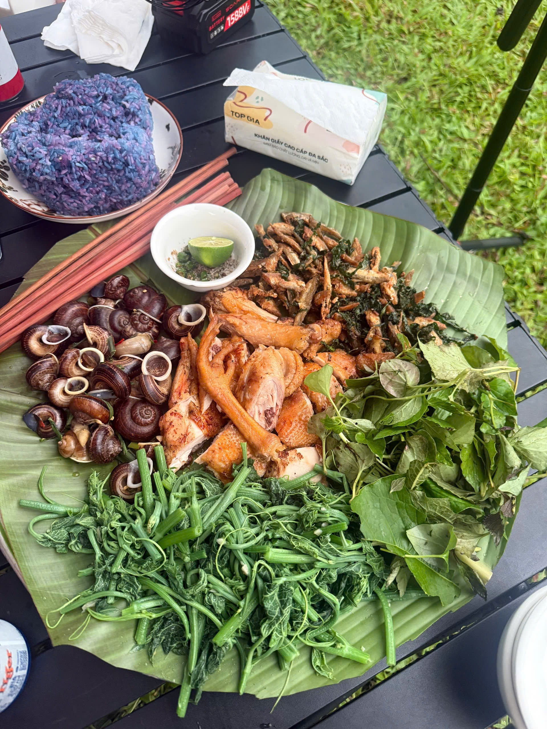 Bữa ăn dân dã với nhiều món ngon bản địa như cá suối, rau rừng, thịt gà đồi... ở bãi Pặng
