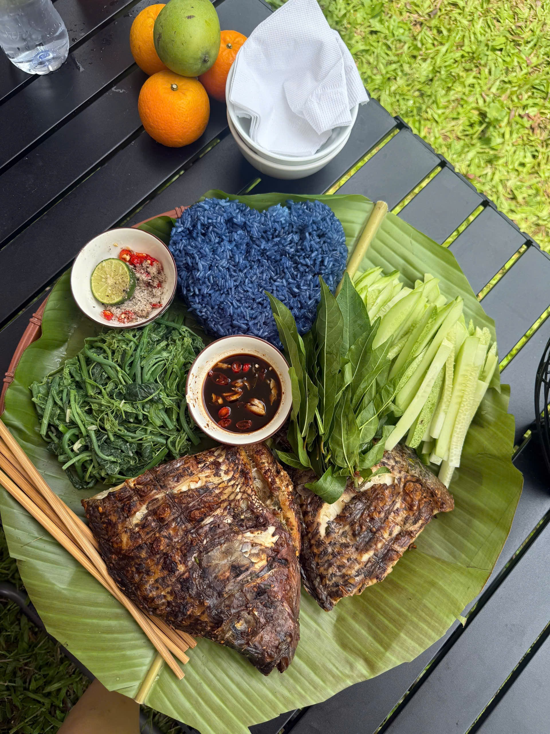 Bữa ăn dân dã với nhiều món ngon bản địa như cá suối, rau rừng, thịt gà đồi... ở bãi Pặng
