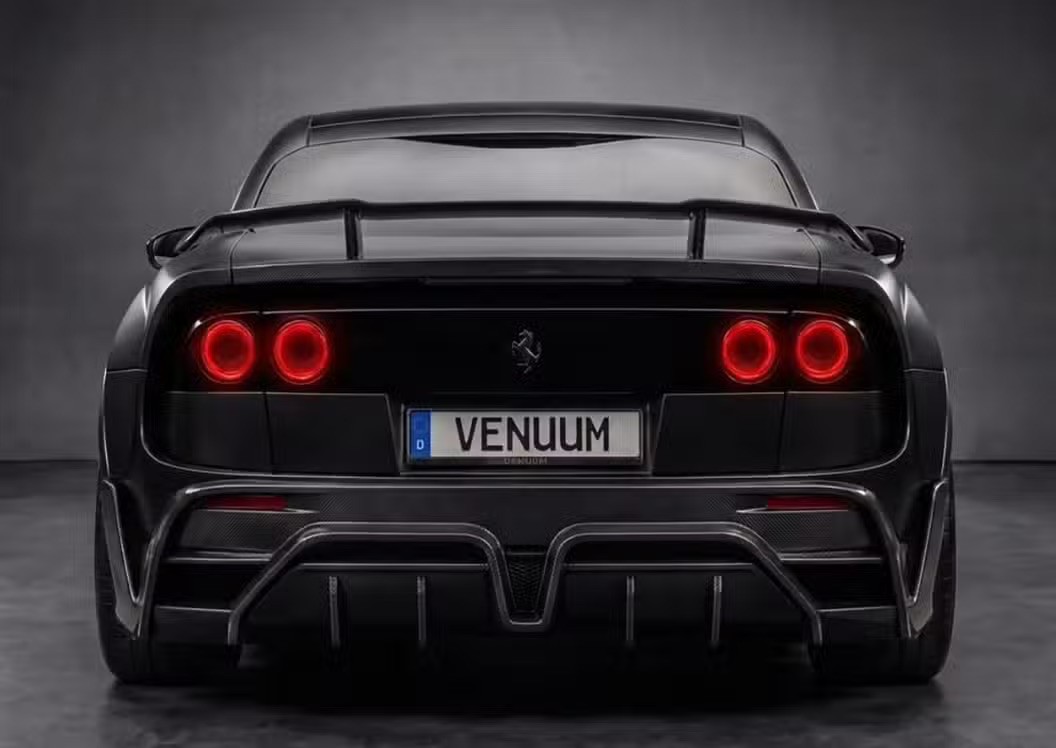 Venuum trang bị ốp sườn mới và các chi tiết viền hốc bánh xe.