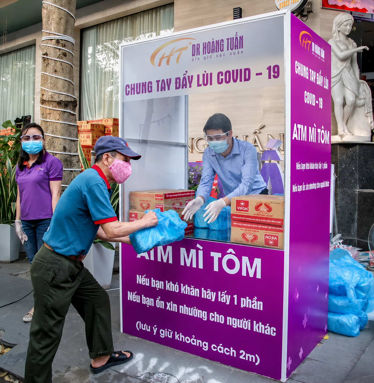 Cây “ATM mì tôm” mà TS.BS Hoàng Thanh Tuấn xây dựng giữa mùa dịch Covid-19 (Ảnh NVCC).