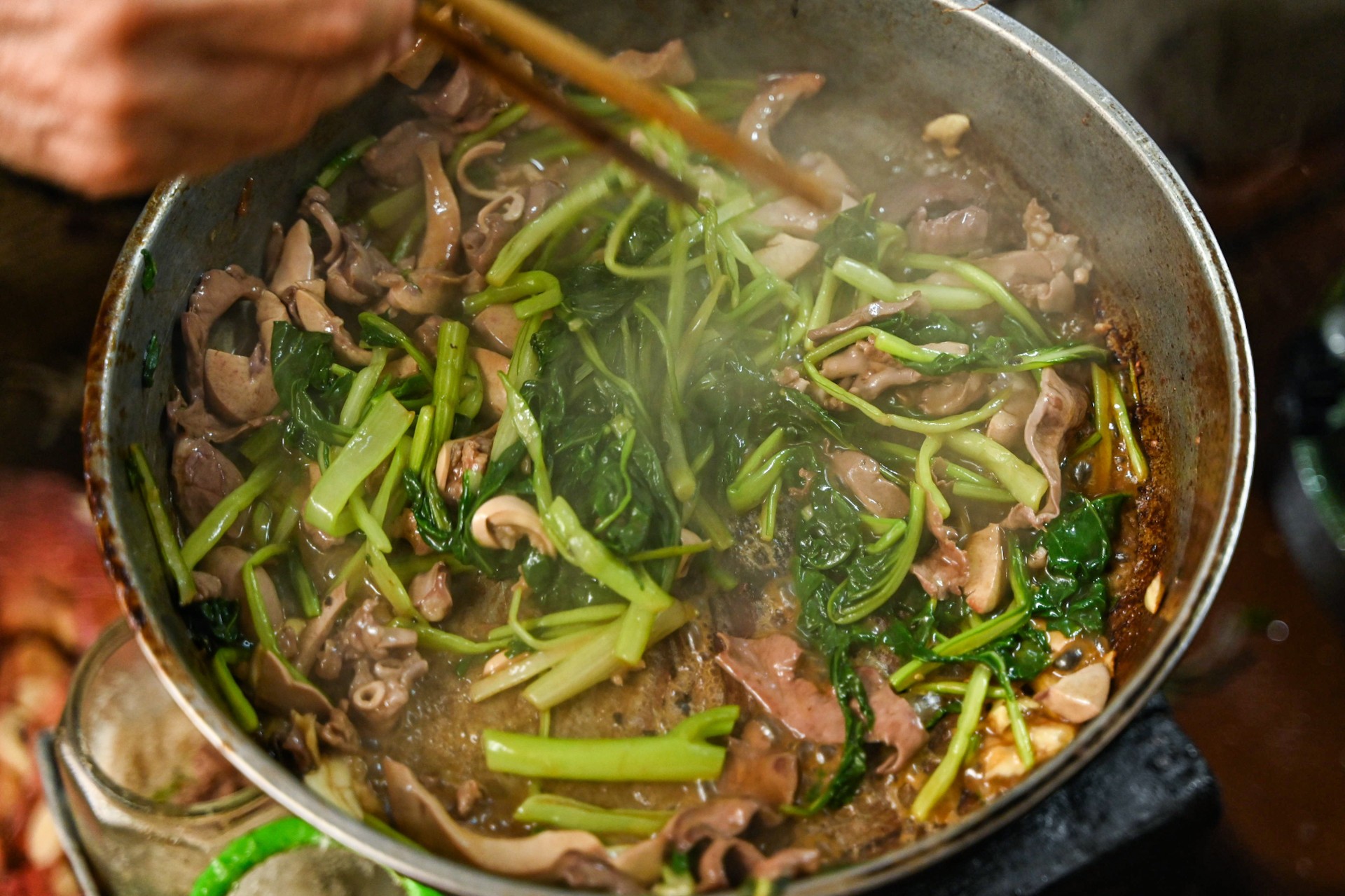 Phần rau cải, thịt bò hay tim cật được xào riêng, nêm nếm đậm đà và có độ sánh