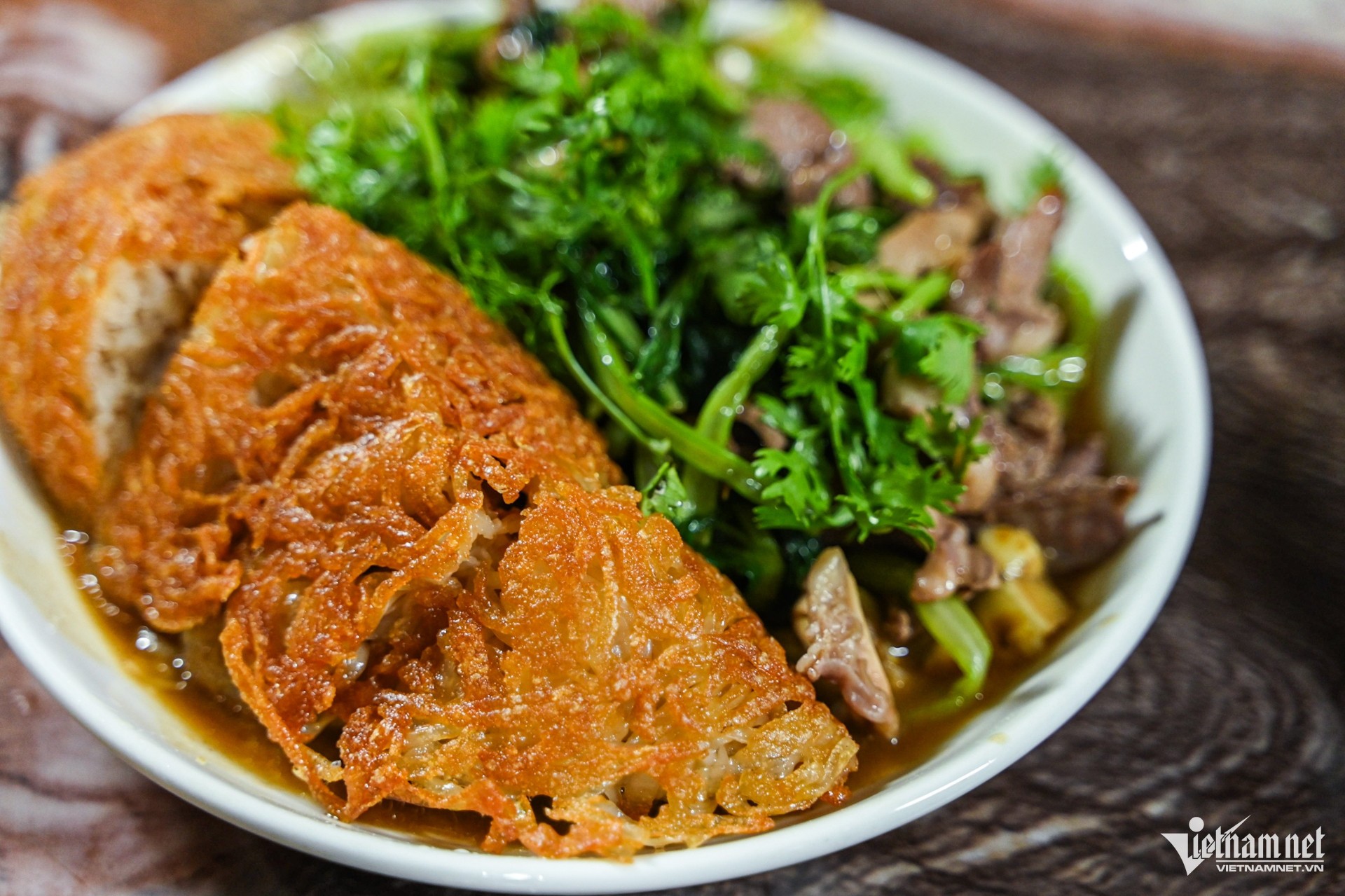 Phần rau cải, thịt bò hay tim cật được xào riêng, nêm nếm đậm đà và có độ sánh