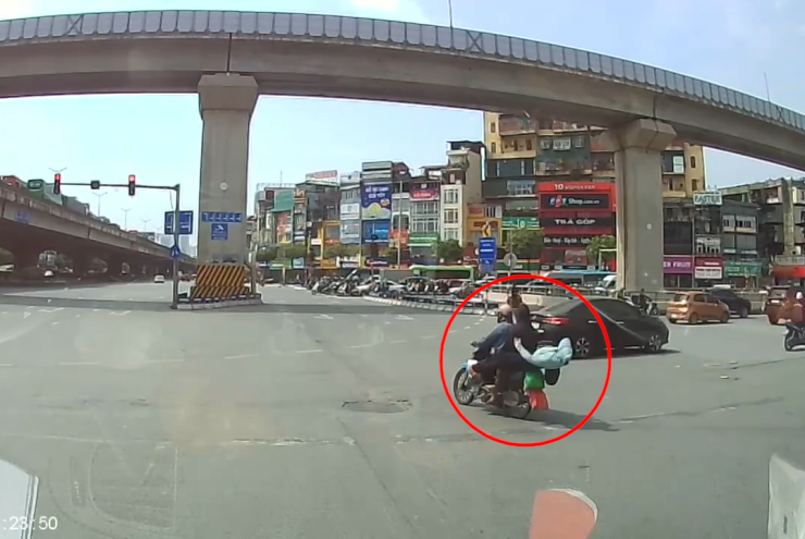 Clip: "Dở khóc dở cười" người phụ nữ rơi khỏi xe máy khi đang vượt đèn đỏ