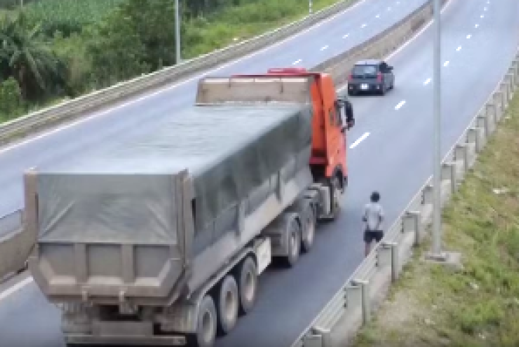 Thót tim cảnh người đàn ông thường xuyên đi bộ trên cao tốc, xe chạy tốc độ cao phải né