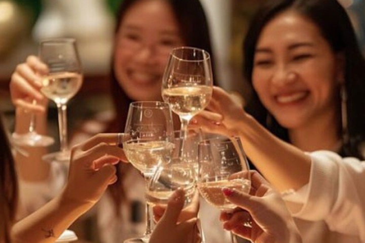 Không thích món sếp mời: Người EQ thấp từ chối ngay, người EQ cao nói một câu khiến sếp hài lòng