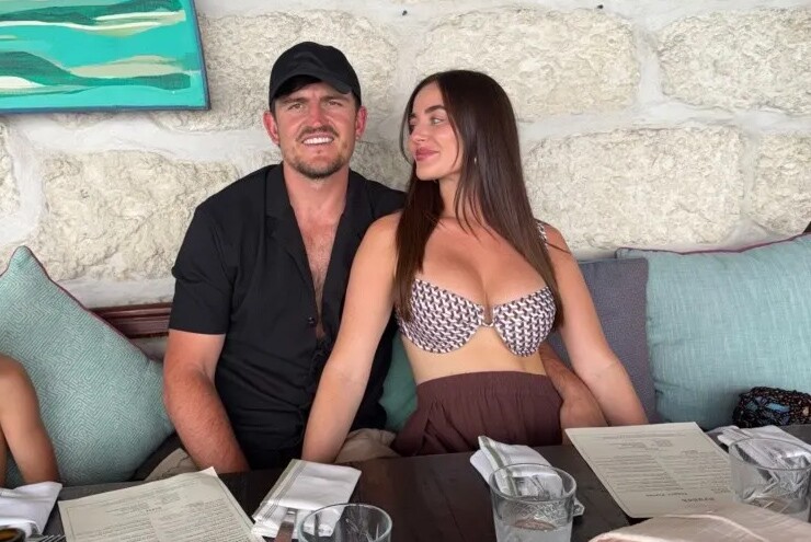 Maguire đi chữa lành vết thương World Cup, vợ đẹp khoe vòng 1 gây chú ý