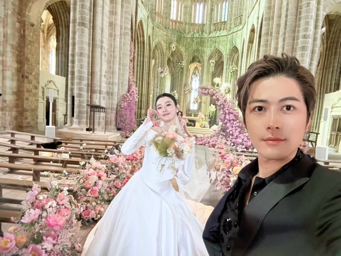 Trần Học Đông xuất hiện tại lễ cưới của bạn thân Hề Mộng Dao. Trước đó, anh chia sẻ về việc chiến đấu với bệnh tật nhiều năm.