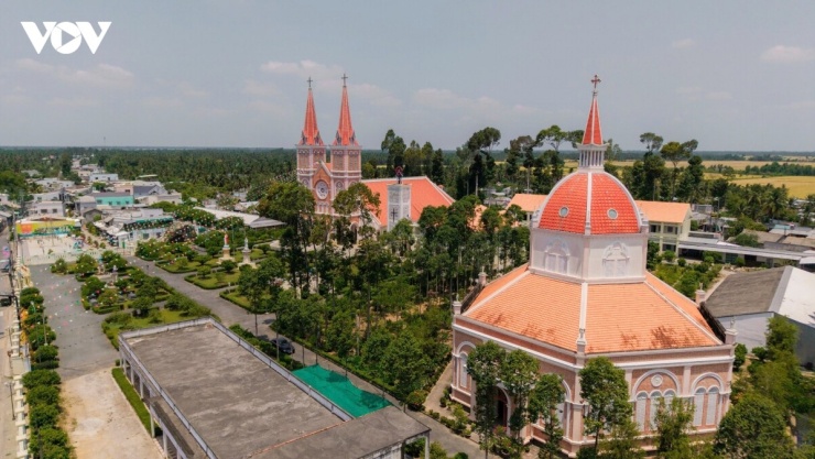 Nằm bên tả ngạn sông Hậu (cách trung tâm phường Trà Vinh 34km về hướng Tây), Nhà thờ Mặc Bắc do Linh mục Jean Marie Fougerouse (thường gọi là Cha Phụng) tâm huyết xây dựng từ năm 1886 đến 1887.