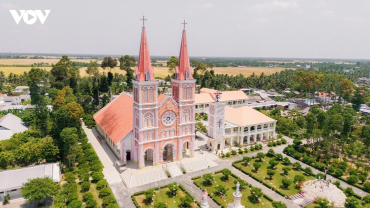 Nhà thờ với hai tháp chuông đối xứng hai bên. Mặt tiền được xây dựng từ gạch màu hồng nhạt, mang lại vẻ đẹp cổ điển và trang nhã. Các ô cửa sổ kính màu được trang trí đẹp mắt, đặc biệt là cửa sổ hình tròn lớn ở trung tâm