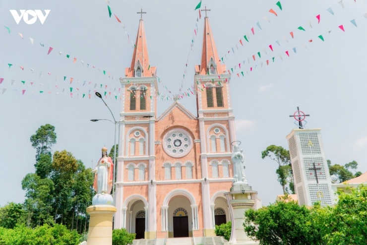 Lấy cảm hứng từ Nhà thờ Đức Bà Sài Gòn, ông Phụng đã tự tay thiết kế nên công trình này. Qua thời gian, nơi đây đã trở thành một tuyệt tác kiến trúc Romanesque và là niềm tự hào bền vững của người dân Trà Vinh (cũ).
