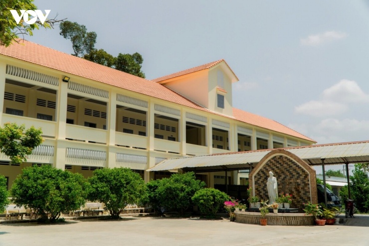 Với tổng diện tích khuôn viên lên đến 4 hecta, nhà thờ Mặc Bắc tựa như một viên ngọc quý ẩn mình giữa không gian xanh mát. Tâm điểm của quần thể này là thánh đường uy nghiêm rộng khoảng 1.000 m², được bao quanh bởi các công trình phụ trợ như nhà tưởng niệm (nhà Chúa Nhật), dãy nhà học giáo lý và nhà chung, tạo nên một trung tâm sinh hoạt tôn giáo bề thế và gắn kết