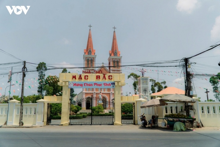 Từ những vòm cong Roman vững chãi đến những hàng cây sao cổ thụ rợp bóng, nhà thờ Mặc Bắc không chỉ là một kiệt tác kiến trúc phương Tây giữa lòng Trà Vinh, mà còn trở thành linh hồn của một vùng đất.&nbsp;