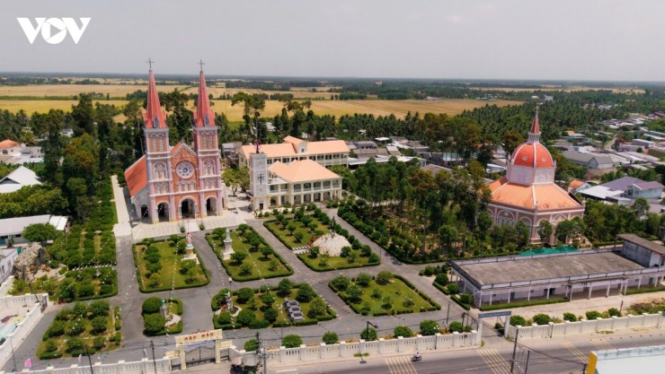 Gắn bó với nhà thờ từ thuở ấu thơ, bạn Trần Thị Tuyết Minh (18 tuổi, xã Tiểu Cần) xem những hàng cây sao, cây dầu cổ thụ nơi đây như một phần ký ức tươi đẹp. Trải qua bao năm tháng trưởng thành, không gian xanh mát của thánh đường vẫn luôn là chốn bình yên để tìm về.