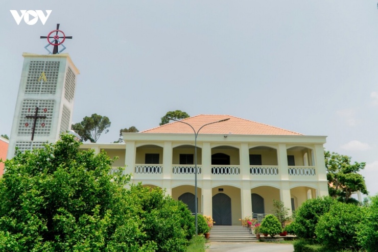 Sự nổi bật với hệ thống vòm cửa bán nguyệt, tường dày và tính đối xứng nghiêm ngặt, nhà thờ từng trải qua biến cố sập một phần lớn vào ngày 21/03/1998. Sau đó công trình đã trải qua 10 năm trùng tu (1998 - 2008) để khôi phục lại diện mạo uy nghi, vững chãi như hiện tại.