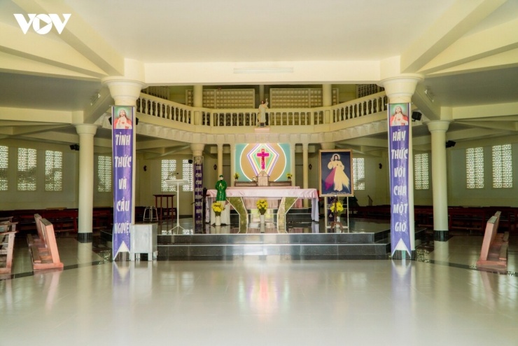 Anh Trương Quyền (49 tuổi, xã Tân Hòa) một giáo dân cho biết: việc đến nhà thờ mỗi cuối tuần và nhiệt tình tham gia phụ giúp các công việc trong những dịp lễ từ lâu đã trở thành một phần không thể thiếu trong cuộc sống của anh.