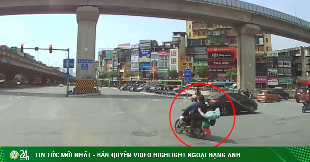 Clip: "Dở khóc dở cười" người phụ nữ rơi khỏi xe máy khi đang vượt đèn đỏ