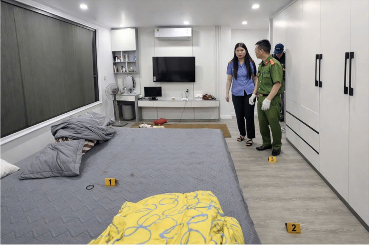 Lực lượng chức năng khám nghiệm hiện trường vụ việc. Ảnh: Đ.X