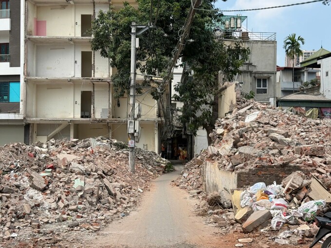 Con ngõ ở phố Chính Kinh, phường Thanh Xuân đất đá ngổn ngang hai bên, tháng 6/2026. Ảnh: Quỳnh Nga