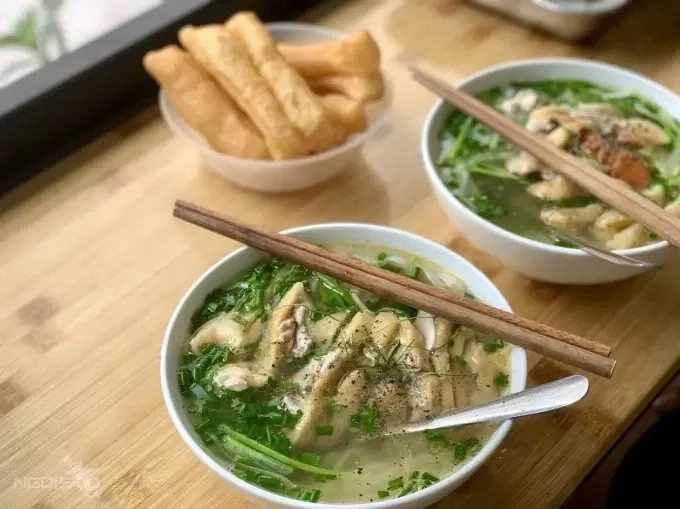 Tô phở đầy đặn, phủ kín phần thịt gà trên mặt bát.
