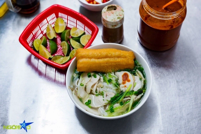 Phở Nguyệt ghi điểm nhờ thịt gà chắc, không bị bở, nước dùng vị thanh.