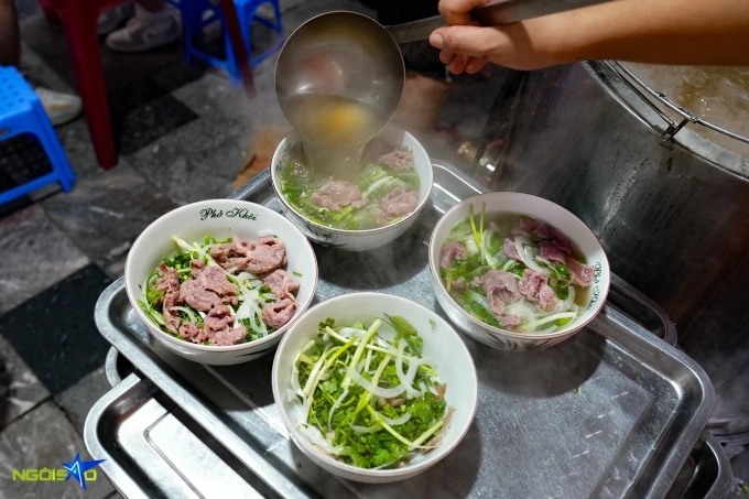 Phở Khôi được đánh giá khá đầy đặn, với mức giá dao động từ 40.000-90.000 đồng.