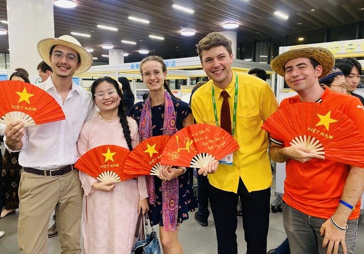 Hải Yến (thứ 2 từ trái sang) mặc áo dài giao lưu với bạn bè quốc tế.