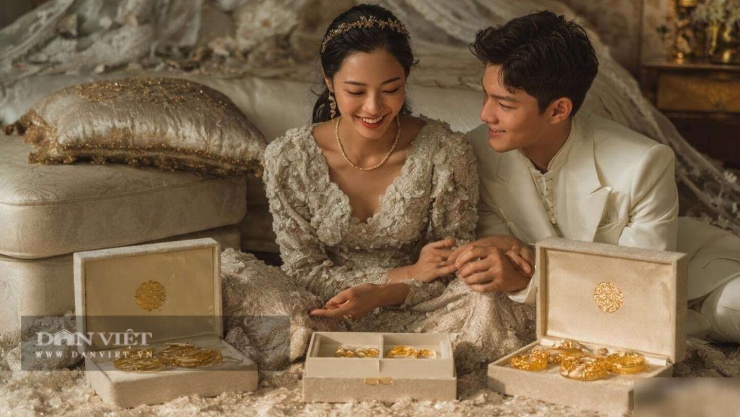 Đêm tân hôn, chúng tôi khóa cửa, ríu rít đổ phong bì, mở hộp, đếm vàng.