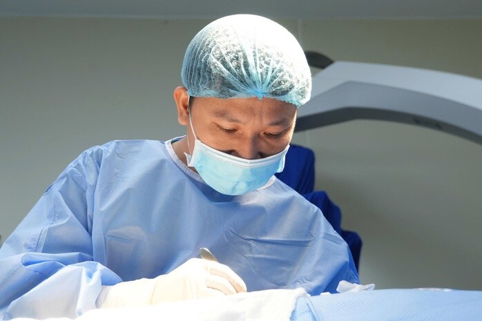 Bác sĩ Bệnh viện Đa khoa Quốc tế Minh Anh thực hiện phẫu thuật cho bệnh nhân
