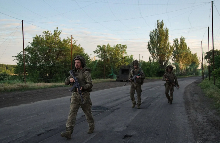 Binh sỹ Ukraine tuần tra trên tuyến đường huyết mạch. Ảnh: Getty