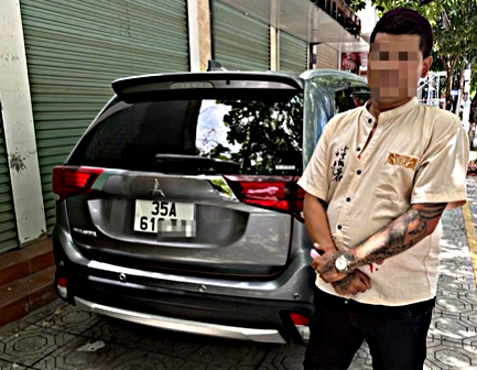 Dùng băng dính dán biển số để làm thay đổi thông tin, một tài xế ở Ninh Bình bị phạt 23 triệu đồng và trừ 6 điểm giấy phép lái xe.