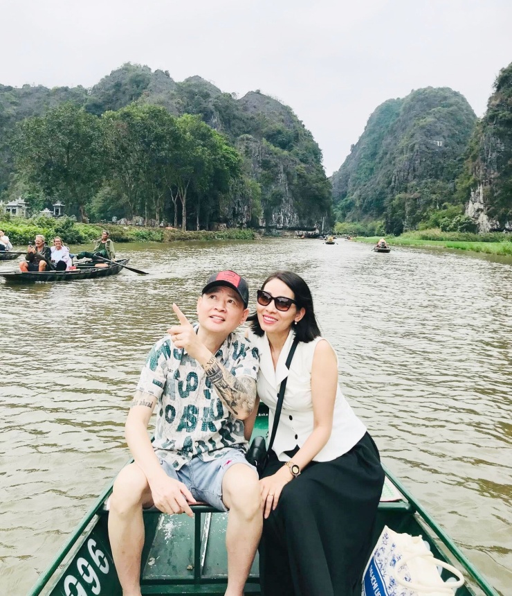 Từ tập thể dục, đi chơi hay đến bệnh viện, diễn viên Tùng Dương đều có vợ ở bên.