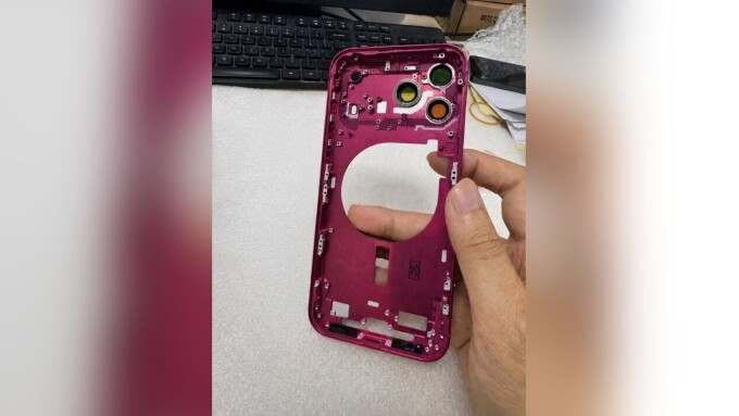 Khung sườn iPhone 18 Pro màu đỏ đậm. Ảnh: Yeux1122/Lanzk