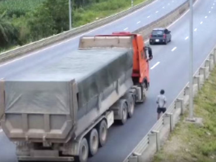 Thót tim cảnh người đàn ông thường xuyên đi bộ trên cao tốc, xe chạy tốc độ cao phải né