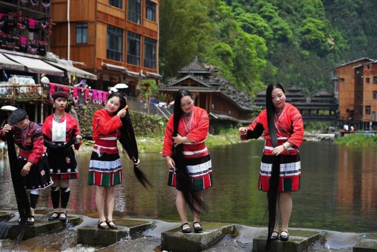 Những mái tóc dài mở ra cơ hội kinh doanh. Ảnh: Xinhua