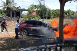 Ô tô tiền tỉ cháy dữ dội khi chủ xe đang dự đám cưới