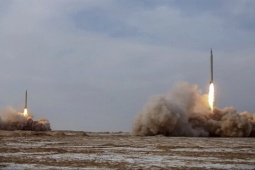 Iran phóng tên lửa vào căn cứ Mỹ ở vùng Vịnh