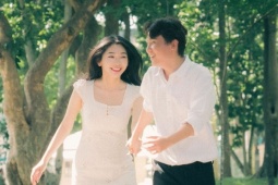 Khó chịu vì con trai vừa đi làm đã dành hết lương bao bạn gái