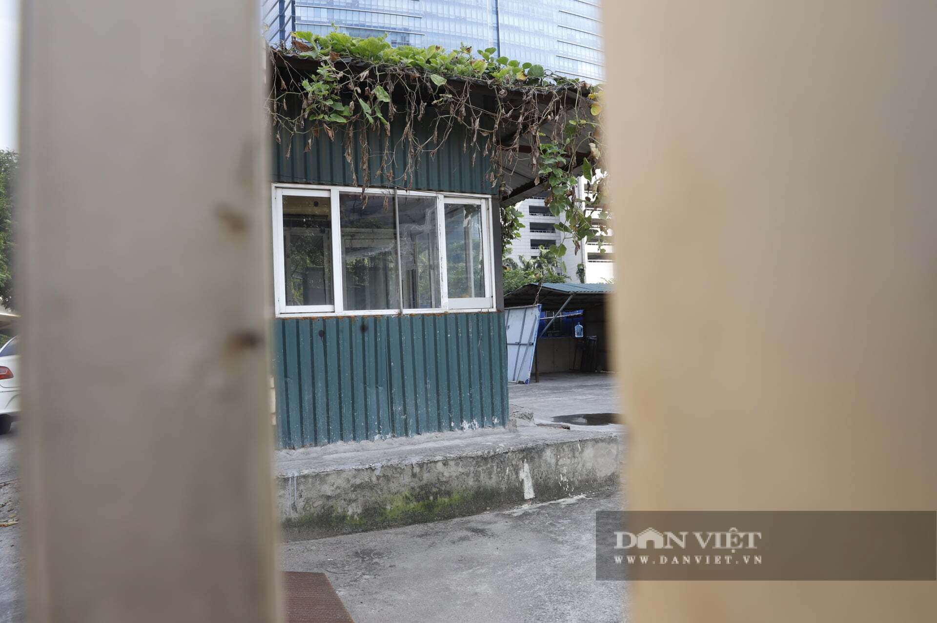 Cổng ra vào trong tình trạng khóa trái.